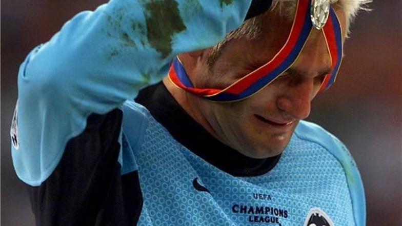 Moment einer großen Niederlage: Nach dem im Elfmeterschießen verlorenen Champions-League-Finale im Mai 2001 nimmt der Torhüter des FC Valencia Santiago Canizares seine Silbermedaille ab.