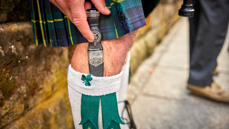 Ein fast echter Schotte trägt nicht nur Kilt, sondern auch einen Strumpfdolch, hier am Bein von Dudelsackspieler Hainich.