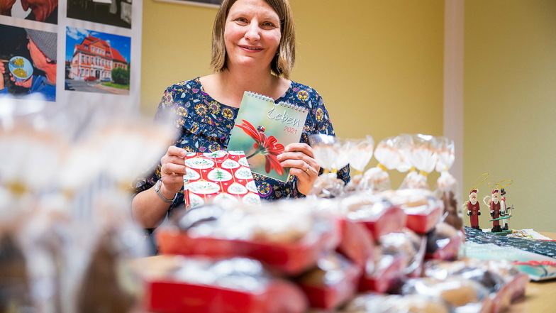 Anika Arlt packt in der Stadtmission Weihnachtspäckchen für Bedürftige.