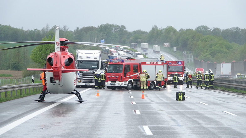 Ein Hubschrauber brachte einen Notarzt an die Einsatzstelle auf der A4 bei Siebenlehn.