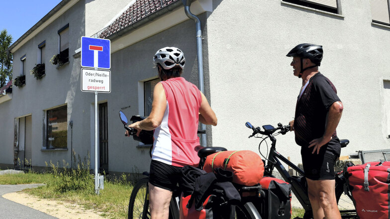 Diese Radfahrer aus Tirol waren überrascht, dass der Radweg von Skerbersdorf nach Sagar gesperrt war. Inzwischen ist der Abschnitt frei.