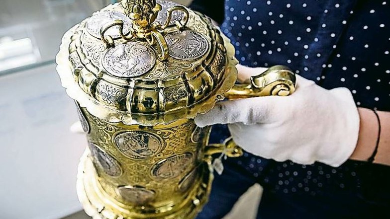 Zu den 1 300 Objekten der Ausstellung „Kopf und Zahl“ im Schönhof gehört dieser wertvolle schlesische Münzhumpen aus dem 18. Jahrhundert.