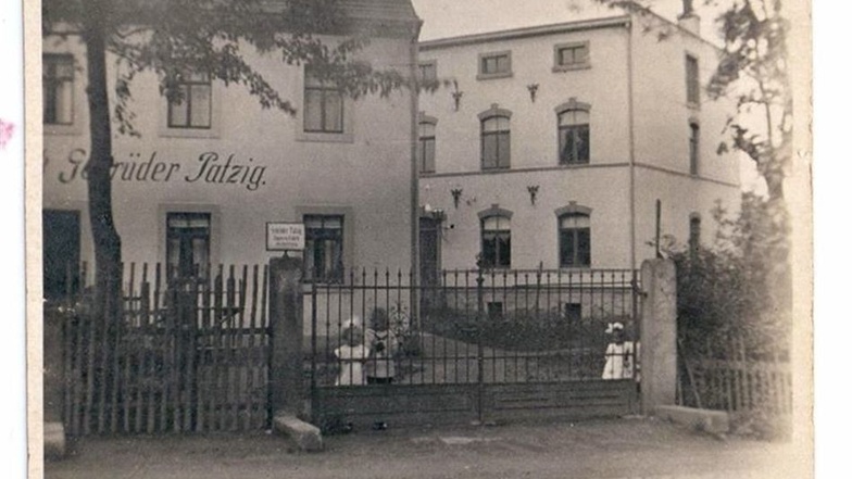 Das Wohnhaus und die Fabrik im Hintergrund, in den 1930ern.