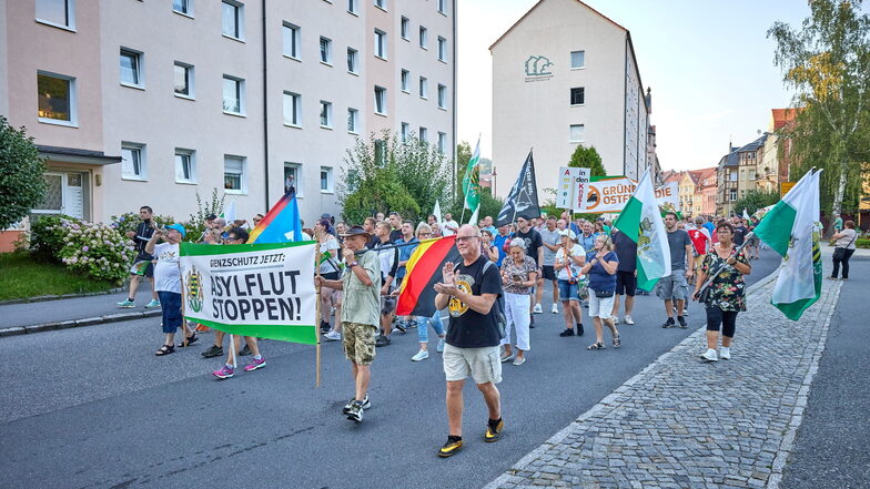 Demo in Sebnitz hinter dem Banner der rechtsextremen Freien Sachsen.