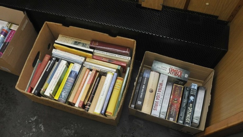 Mehrere Kisten voller Lesestoff stehen im Lesewagen zum Schmökern und Tauschen bereit.