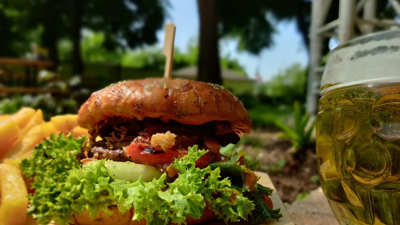 Du hast die Qual der Wahl, wähle zwischen dem klassischen Burger, dem Cheese Burger, dem Chili-Cheese-Burger und dem Bahnhofsburger.