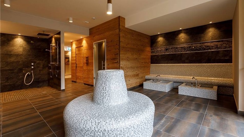 Wärmebank,Seeblick-Sauna, Panorama-Ruheraum und Dampfbad – all das gibt es im Wellnessbereich des Hotels.