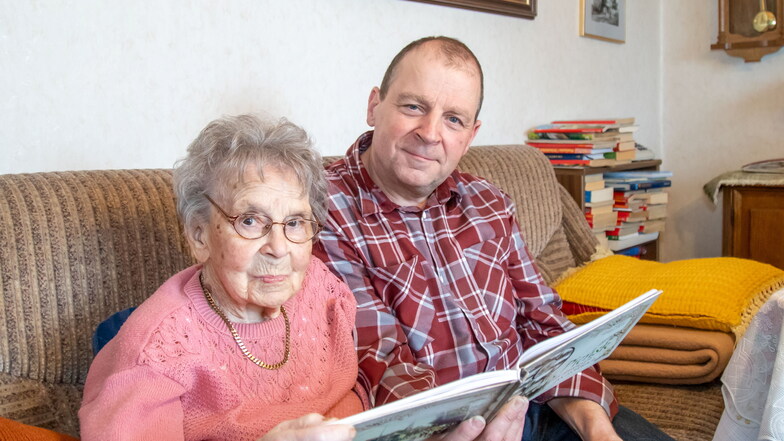Dorothea Eckert aus Deschka wird am Sonnabend 100 Jahre alt. Sie ist die älteste Einwohnerin der Gemeinde Neißeaue. Hier auf dem Sofa mit Sohn Siegfried.
