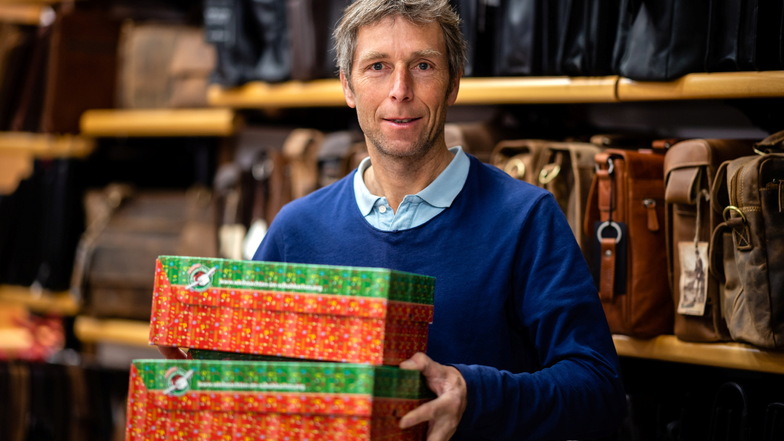 Inhaber Michael Stehr nimmt in seinem Geschäft Schmautz in diesem Jahr wieder Pakete für die Aktion "Weihnachten im Schuhkarton" entgegen. Das ist vom 8. bis zum 15. November möglich.