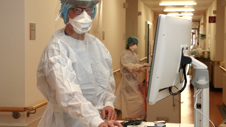 Dr. Christian Riedel hat auf der Infektionsstation der Helios-Klinik in Pirna derzeit viel zu tun.
