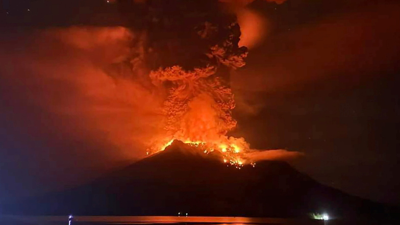 Die indonesischen Behörden gaben am Mittwoch eine Tsunami-Warnung heraus, nachdem Eruptionen am Berg Ruang Asche tausende Meter hoch aufgewirbelt hatten.