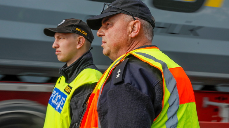 Polizeioberkommissar René Borostowski von der Ebersbacher Bundespolizeiinspektion und sein tschechischer Kollege haben sich kurz hinter Hrádek nad Nisou (Grottau) auf der Schnellstraße nach Zittau postiert.