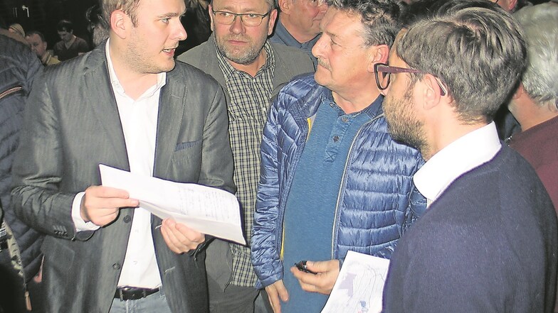 Dominik Rein (li.), Breitbandkoordinator des Landkreises, war bei der Infoveranstaltung in Boxberg nach dem offiziellen Teil ein gefragter Gesprächspartner.