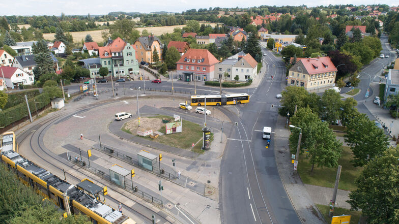 Der Ullersdorfer Platz aus der Vogelperspektive. Das Gebäude Bautzner Landstraße 161 befindet sich direkt hinter dem einbiegenden Bus. Dies wäre eine Engstelle, wenn die Straßenbahngleise verlängert werden sollten.