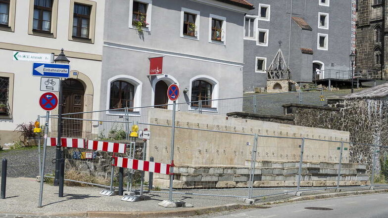 Die Stadtmauer gegenüber der Altstadtbrücke an der Hotherstraße ist kaputt und wird mit Winkelstützen aus Beton gesichert, damit sie nicht einfällt.