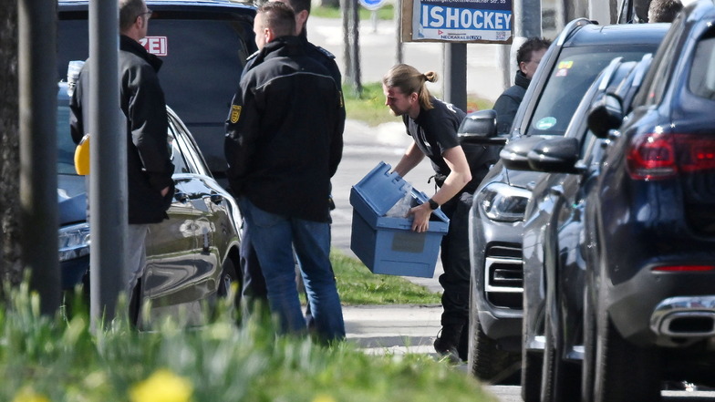Ein Mitarbeiter des Bundeskriminalamts trägt eine Kiste nach der Durchsuchung in Reutlingen.