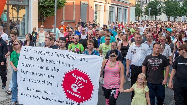 Rund 1 000 Menschen haben am Freitagabend in Heidenau gegen die Unterbringung der Asylbewerber im ehemaligen Praktiker demonstriert.
