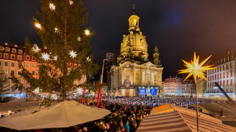 Tausende Besucher verfolgen die traditionelle Christvesper auf dem Neumarkt vor der Frauenkirche.
