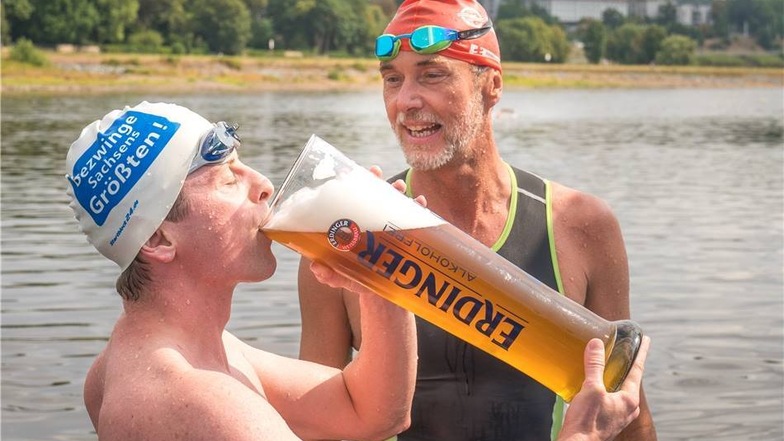 Die beiden Sieger des Elbeschwimmens, Ralf Hildebrandt aus Dresden (li.) und Patrick Roetzel aus Berlin. , gönnten sich erstmal ein großes Bier.
