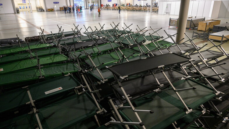 Feldbetten stehen im Ankunftszentrum für Geflüchtete aus der Ukraine in der Messehalle bereit.