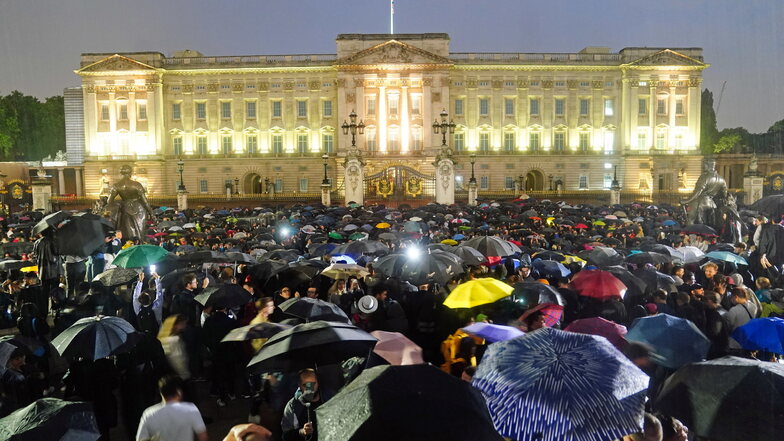 Tausende Menschen stehen in London vor dem Buckingham Palace, nachdem der Tod von Königin Elizabeth II. bekannt wurde.