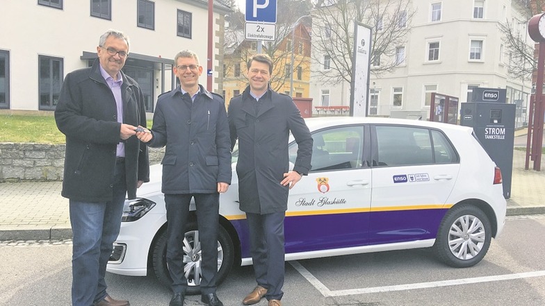 Heidenaus Enso-Regionalbereichsleiter Matthias Mennicke, Bürgermeister Markus Dreßler (CDU) und Gunnar Schneider, Leiter des Kommunalvertriebes bei der Übergabe des E-Autos.