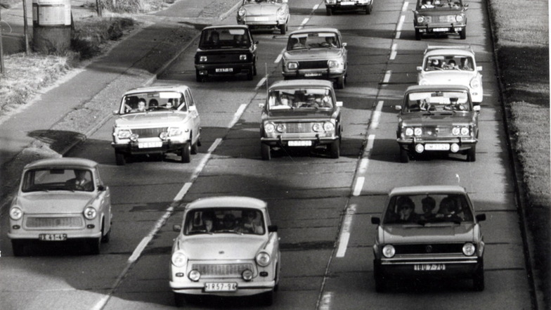 Treptow-Köpenick, um das Jahr 1970: Im Berliner Feierabendverkehr rollt zwischen Trabant, Wartburg, Skoda und Lada auch ein VW Golf.