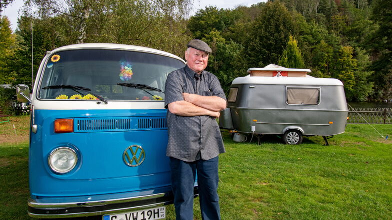 Friedhelm Werner hat seinen VW Bus mit Wohnanhänger zwei Jahre lang selbst restauriert. Nun kommt er damit zum Campen auch an die Talsperre Kriebstein.