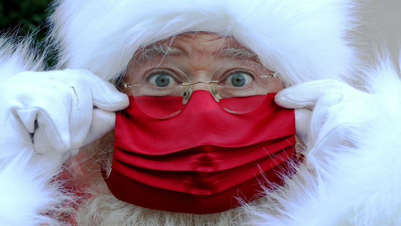 Korrekt! Auch der Weihnachtsmann trägt einen Mund-Nase-Schutz, wenn er am Sonnabend Kinder in der Altstadt von Pirna beschenkt.