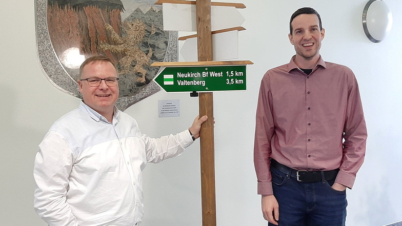 Neukirchs Bürgermeister Jens Zeiler (l.) und Achim Wünsche, Bürgermeister von Schmölln-Putzkau, hoffen auf Spenden für die Beschilderung des neuen Abschnittes des Oberlausitzer Bergweges.