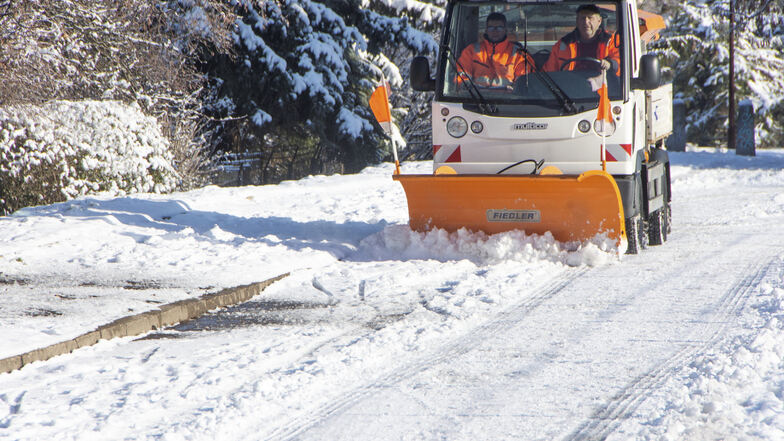 Vor einem reichlichen Jahr sah es am Riesaer Heideberg so aus: Am ersten Februarwochenende hatte es geschneit. Auch Mitarbeiter der AGV waren am Montag darauf unterwegs, um Schnee zu räumen.