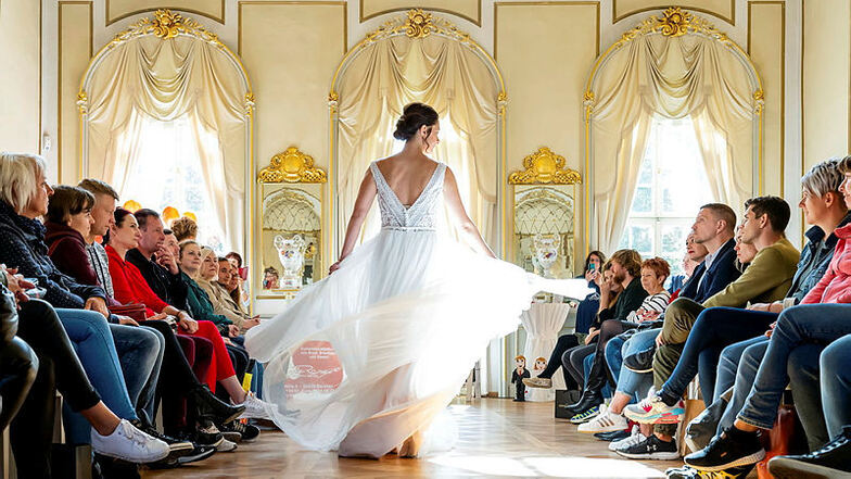 Modenschau bei der Hochzeitsmesse im Barockschloss Rammenau im Jahr 2022.