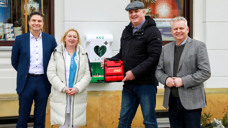 Der Defibrillator wurde jetzt am Marktplatz in Hirschfelde übergeben.
Von links nach rechts: Frank Barsch von Fit, Apothekerin Katrin Prechel, Inhaberin Apotheke, Michael Scholze von der Stadt Zittau und Thomas Krusekopf.