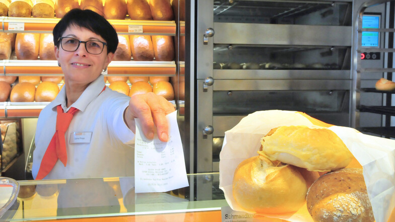 Galina Propp von der Großenhainer Bäckereifiliale Brade bietet schon jetzt ihren Kunden einen Beleg für die Einkäufe an. Ab 1. Januar 2020 ist die Ausgabe eines Kassenbons für Brötchen, Brot oder auch Kuchen Pflicht.