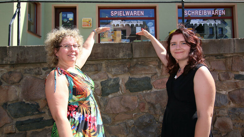 Jessica (rechts) und Antje Hofmann stehen unterhalb der Heiste in der Waldheimer Niederstadt. Die wurde samt des darüber befindlichen Spielwarenladens kurz vor Jessicas Geburt im Jahr 2002 überflutet.