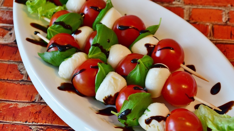 Der Klassiker: Tomaten und Mozzarella werden mit Balsamico serviert.