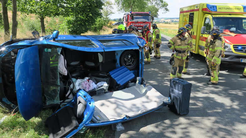 Nach einem schweren Unfall bei Stollberg werden zwei Verletzte von der Feuerwehr aus dem Auto geschnitten. Anschließend kamen sie in ein Krankenhaus.
