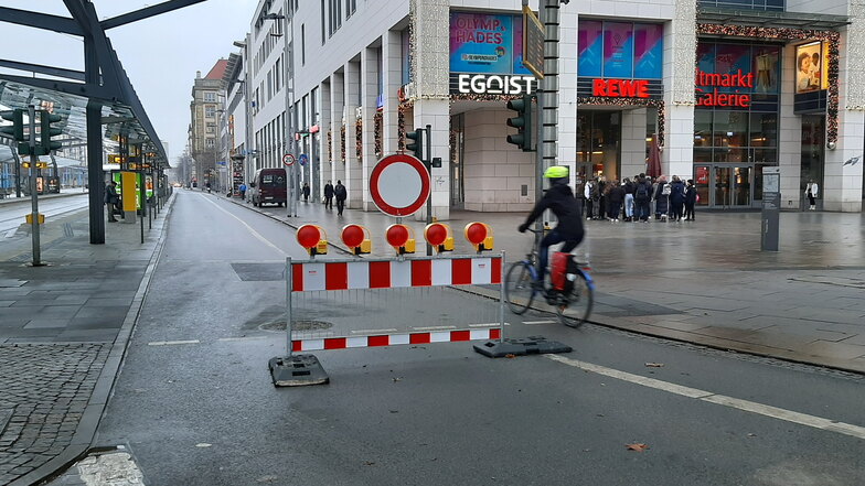 Bisher während des Dresdner Striezelmarktes nicht erlaubt: die Durchfahrt per Rad in Richtung Pirnaischer Platz.