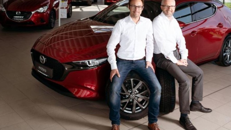 Inhaber Heiko Winter (r.) und Verkaufsleiter Martin Boese präsentieren im Bischofswerdaer Autohaus Richter das jüngste Modell des Mazda 3. Auch das wird am Sonntag auf der Automesse zu sehen sein.