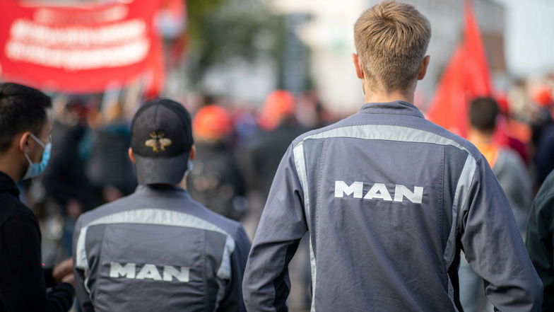 MAN-Beschäftigte in Nürnberg protestieren gegen einen geplanten Stellenabbau.
