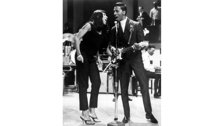 Ike und Tina Turner bei einem Auftritt.