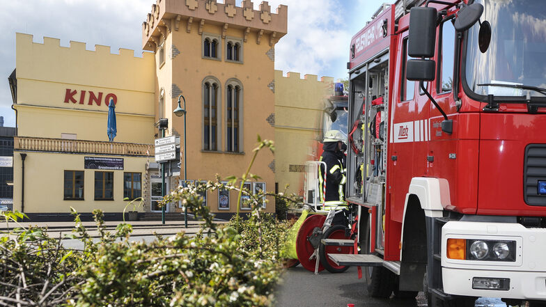 Die Fotomontage zeigt das Gröditzer Kino und ein Feuerwehrfahrzeug.