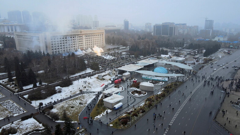 Almaty: Rauch steigt vor dem Rathaus auf, vor dem sich Demonstranten versammelt haben.