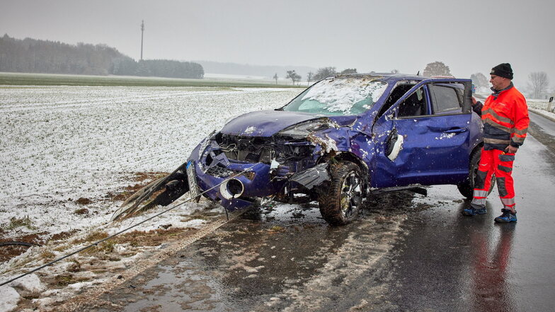 Der Nissan erlitt einen Totalschaden, nachdem die Fahrerin in einer Kurve die Kontrolle über ihn verlor.