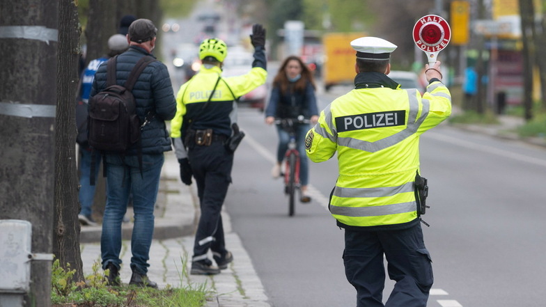 Wie hier auf der Chemnitzer Straße will die Polizei bei der Aktion "Respekt durch Rücksicht" besonders auf das Miteinander von Auto- und Radfahrern in Dresden achten.