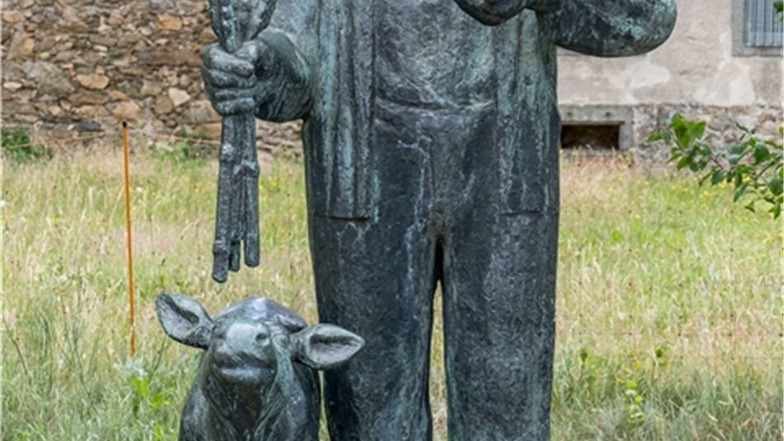 „Bauer mit Kalb“ – die Bronzeplastik in Berbisdorf stammt von August Martin Hoffmann, ein Auftrag der Ex-LPG.