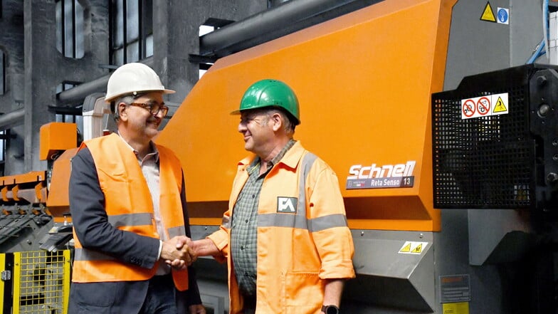 Auf gute Zusammenarbeit: Simone Rupoli vom Unternehmen Schnell spa (li.) übergibt die neue Maschine an Bernd Kalies, den Betriebsdirektor Drahtwerk bei Feralpi Stahl.
