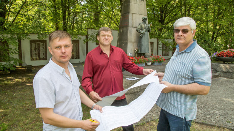 Michael Mischutin, Andrey Velichko und Eduard Meißner (von links) vom Verein Kriegsdenkmäler Neiße 52A können dank umfangreicher Recherchen inzwischen viele bisher unbekannte Gefallene den Grabstätten in der Oberlausitz zuordnen.