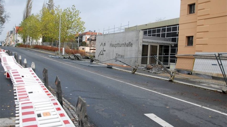 In Zittau wurden an der Baustelle der Hauptturnhalle vom Wind Bauzäune umgeworfen.