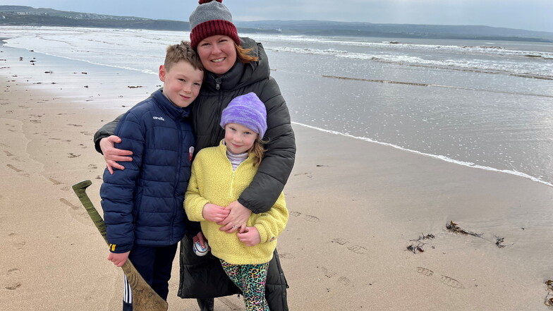 Skadi Benedict aus Wittgendorf - hier mit ihren Kindern Finn und Klara an ihrem Hausstrand Lahinch - lebt seit 23 Jahren in Irland.